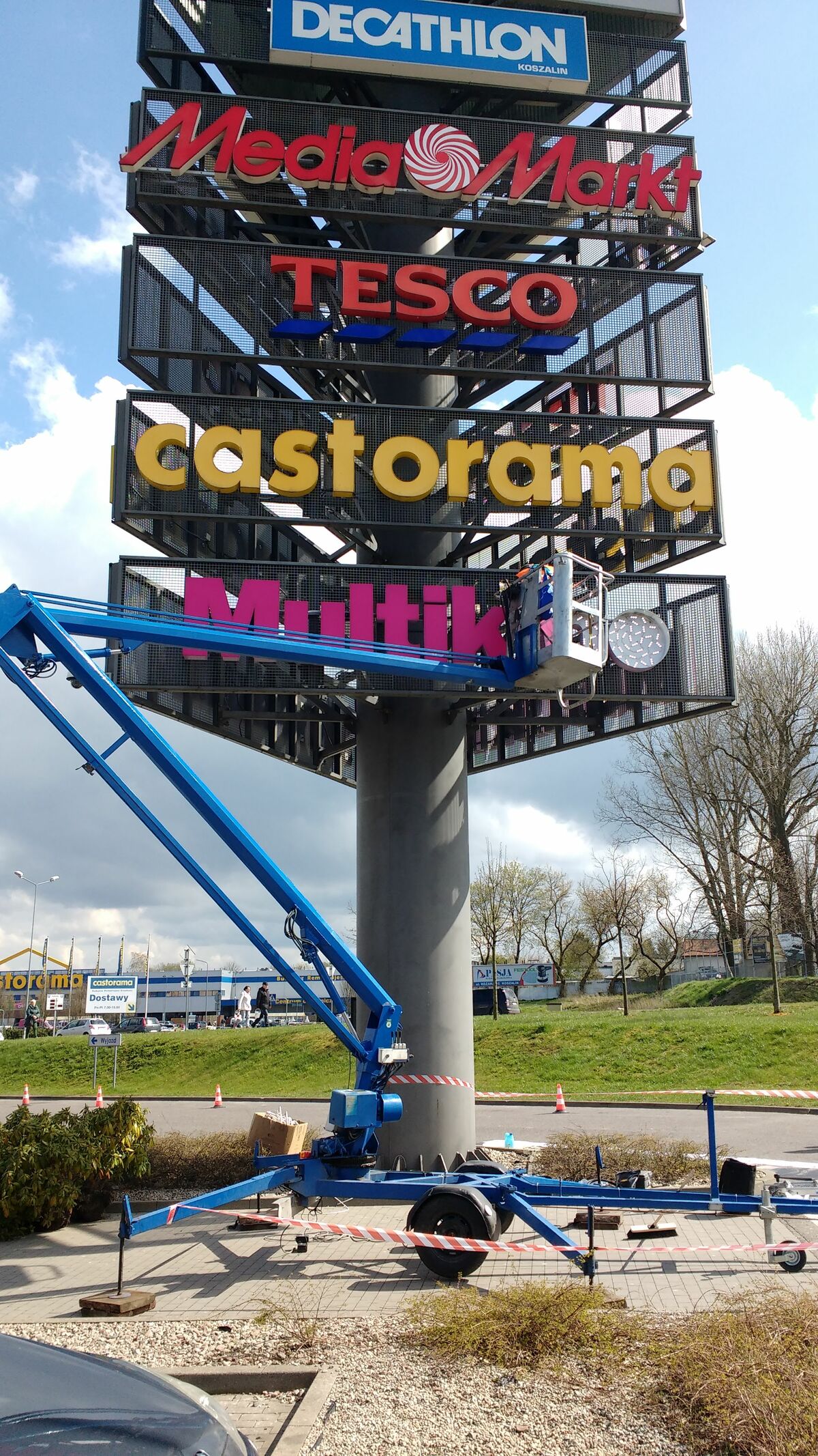 Podnośnik koszowy 13m do prac przy oświetleniu