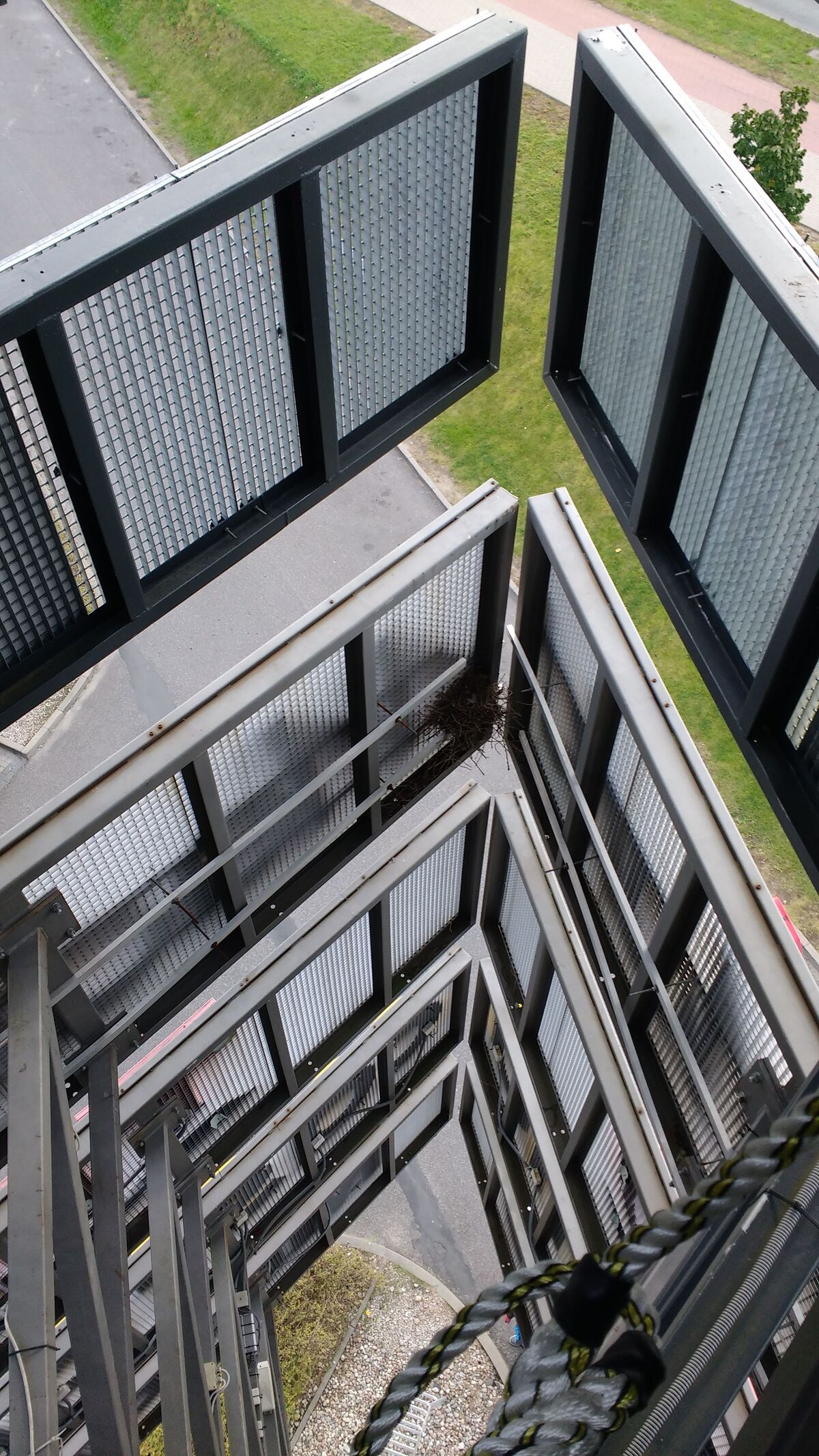 Prace przy oświetleniu na wysokości z podnośnika koszowego